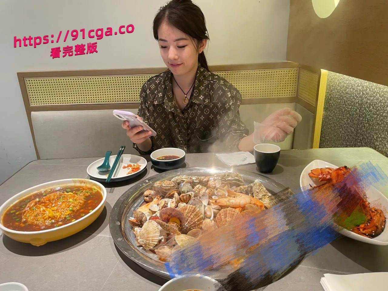 强烈推荐!新婚不久的少妇 在她家婚床与别的男子上打炮 浓精液射脸敷面膜-1