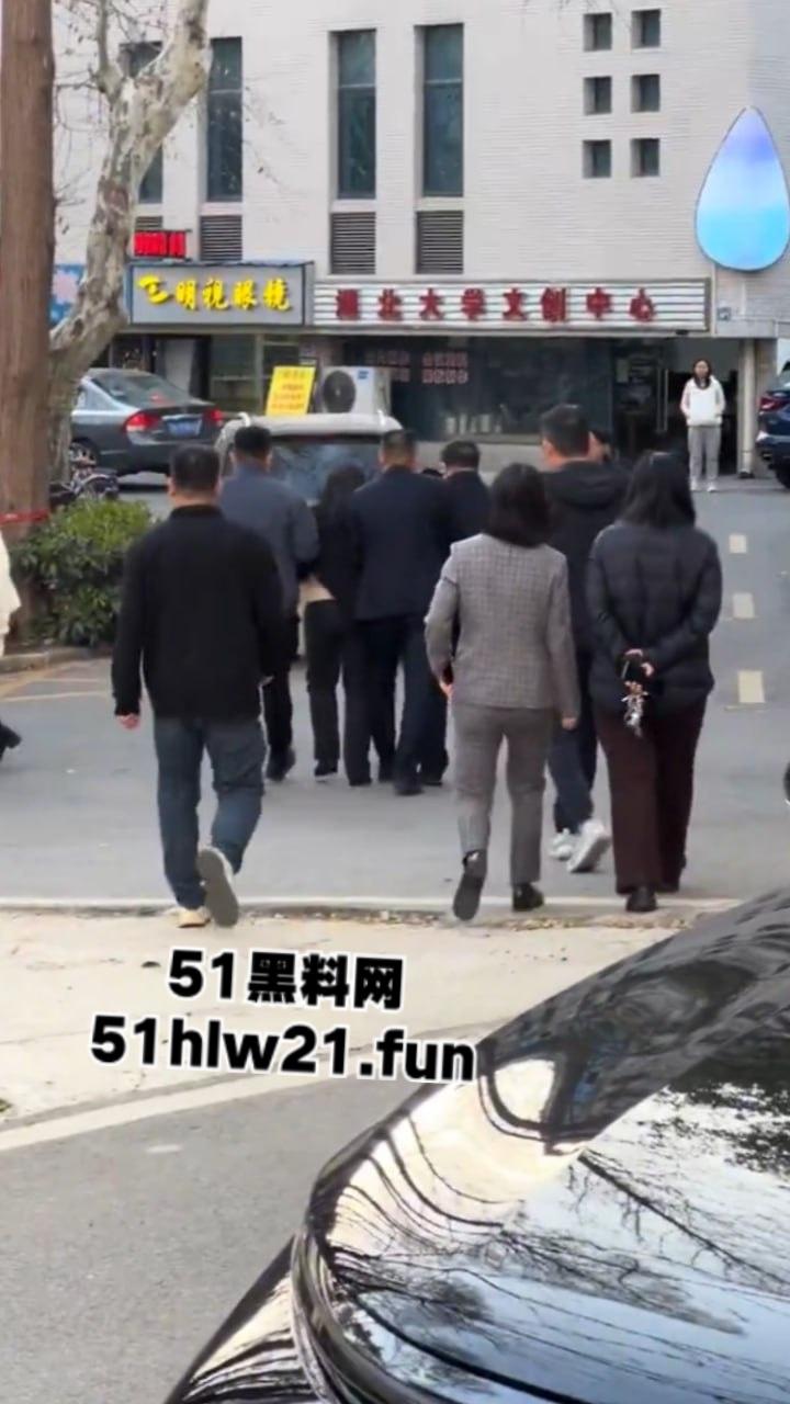 湖北大学女教师，在食堂痛哭发声称让学生看看体制的悲哀，自己老公在学校被捅死三年全无说法。-7