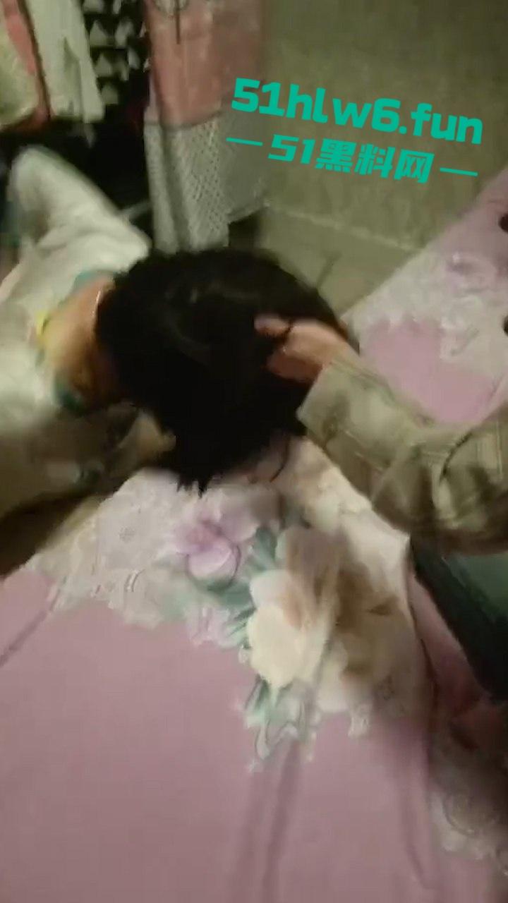 四川达州狗男女出轨抓奸在床，秃头奸夫被对方老公暴打出血躺地喊妈。-1