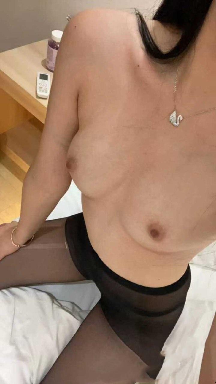 河南台球助教李梦瑶背着男友跟不同男人聊骚，穿着性感黑丝与金主大哥裸聊 被大哥带去酒店无套爆操内射骚逼-11