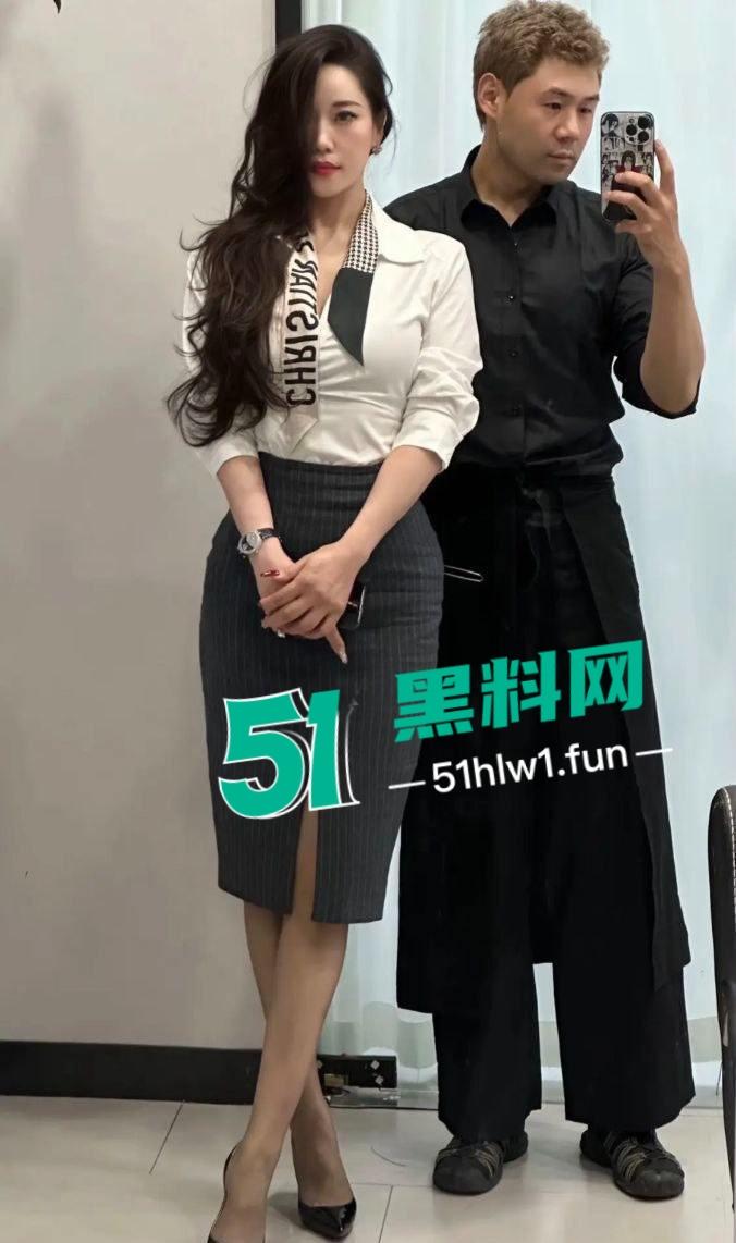 高跟连衣裙名媛【C姨】被老头后入到哭 出气入气全是浪，后入呻吟让人想关音量但舍不得！-1