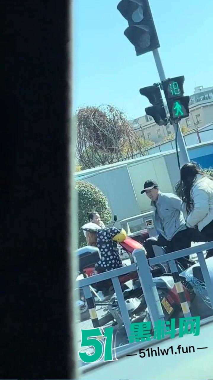 宁波街头闹剧吵架吵到电瓶车上，宁波一对男女疯鞭打电瓶车 这是吵架还是电瓶车得罪了谁？-5