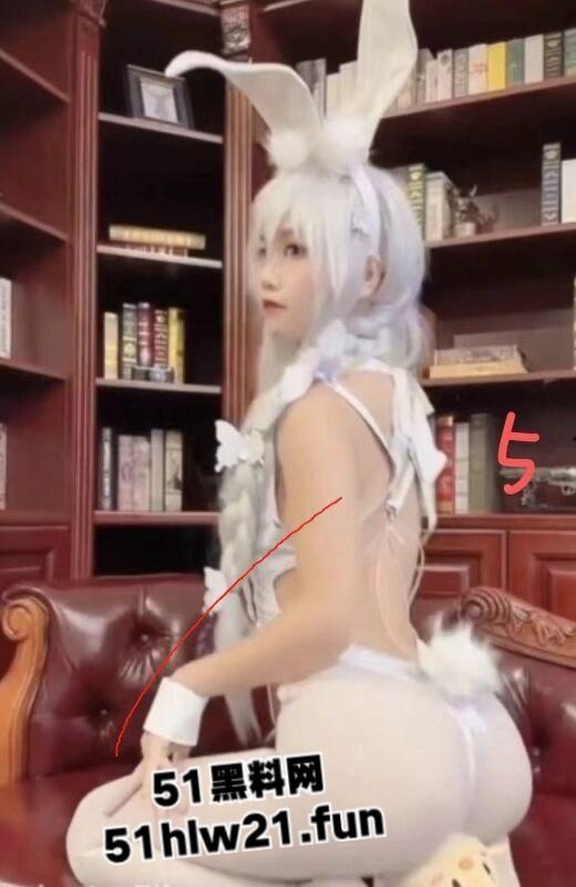 极品白嫩骚兔女郎网聊主动送炮，老实男激动提枪赴约却被上了生动一课脑袋坏了！-6