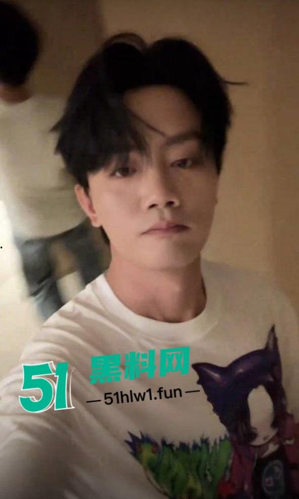 抖音一曲成名歌手【哪里都是你】的主唱【队长YoungCaptain】婚内出轨与粉丝约炮被曝光。-1