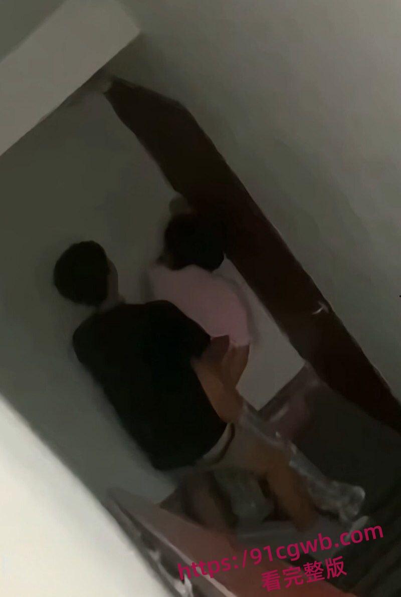 浙江海洋大学图书馆小情侣惊险互动 楼梯间大胆后入做爱被拍下视频曝光！-4