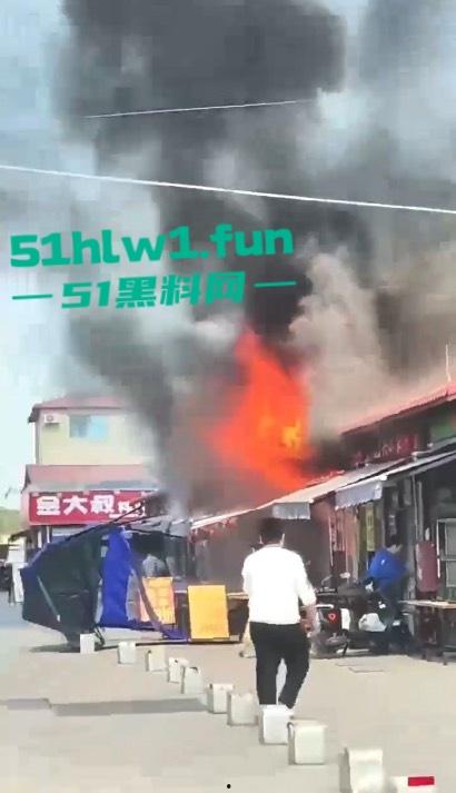 广西钦州北部湾大学城一糖水铺 因小孩放鞭炮引发火灾 现场浓烟滚滚真是造孽！-2