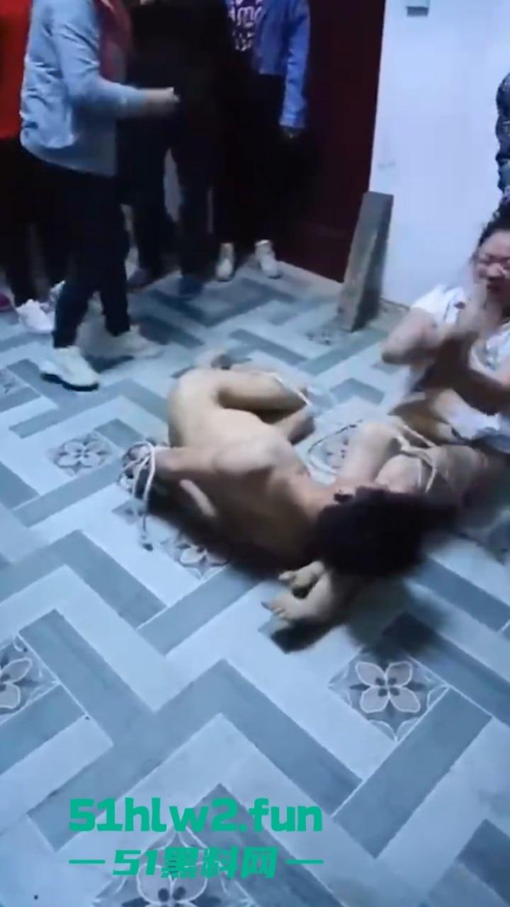 广西偷情狗男女关门偷啪被原配带人抓现行，奸夫淫妇裸身遭众人暴打后捆绑浸猪笼。-2