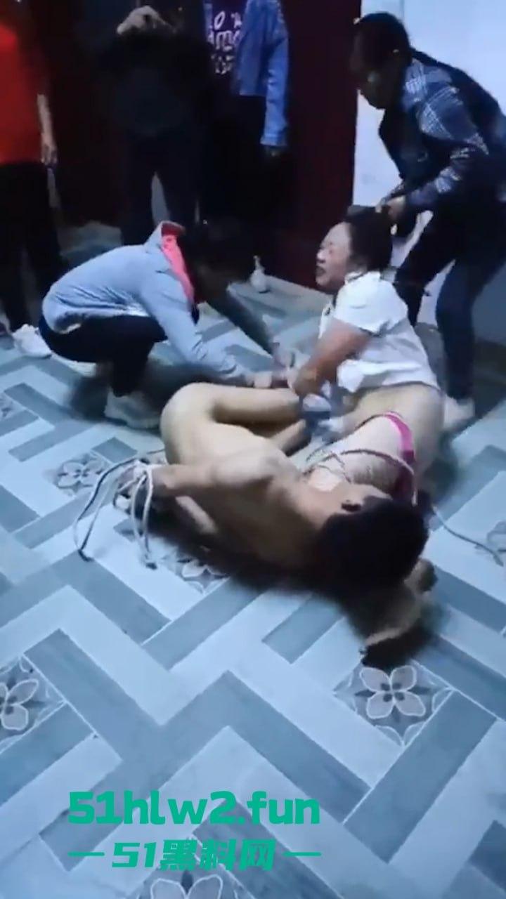 广西偷情狗男女关门偷啪被原配带人抓现行，奸夫淫妇裸身遭众人暴打后捆绑浸猪笼。-4