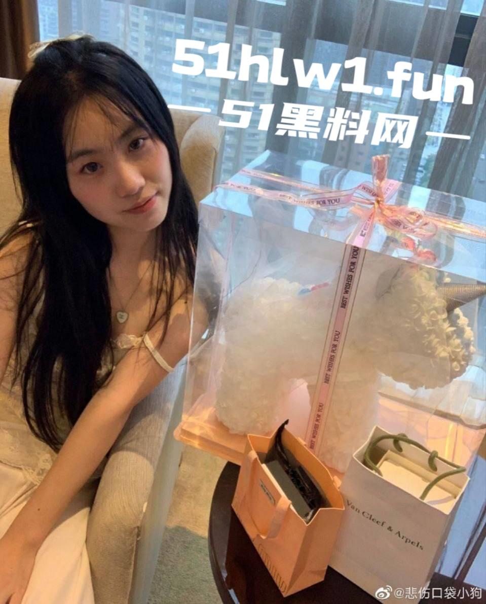 微博福利姬【悲伤口袋小狗】上线，高颜值健身婊露脸自慰爆第二弹，足控极品舔鸡巴，道具玩出潮吹！-10