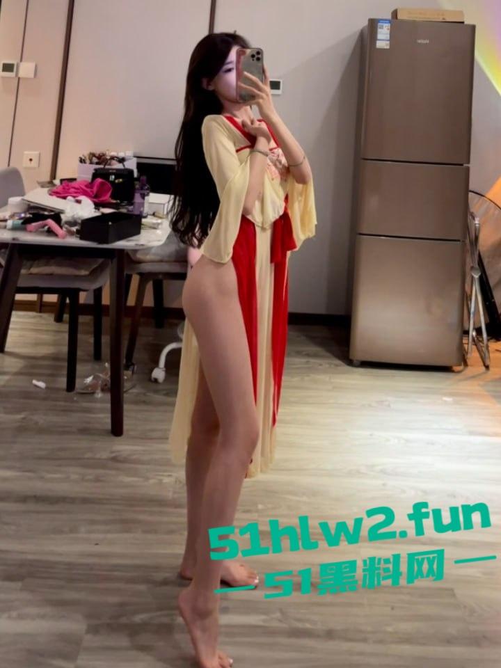 抖音百万粉尤物女神【黎允熙baby】颜值高身材诱人，细腰长腿翘臀性感微密圈付费福利免费看。-2