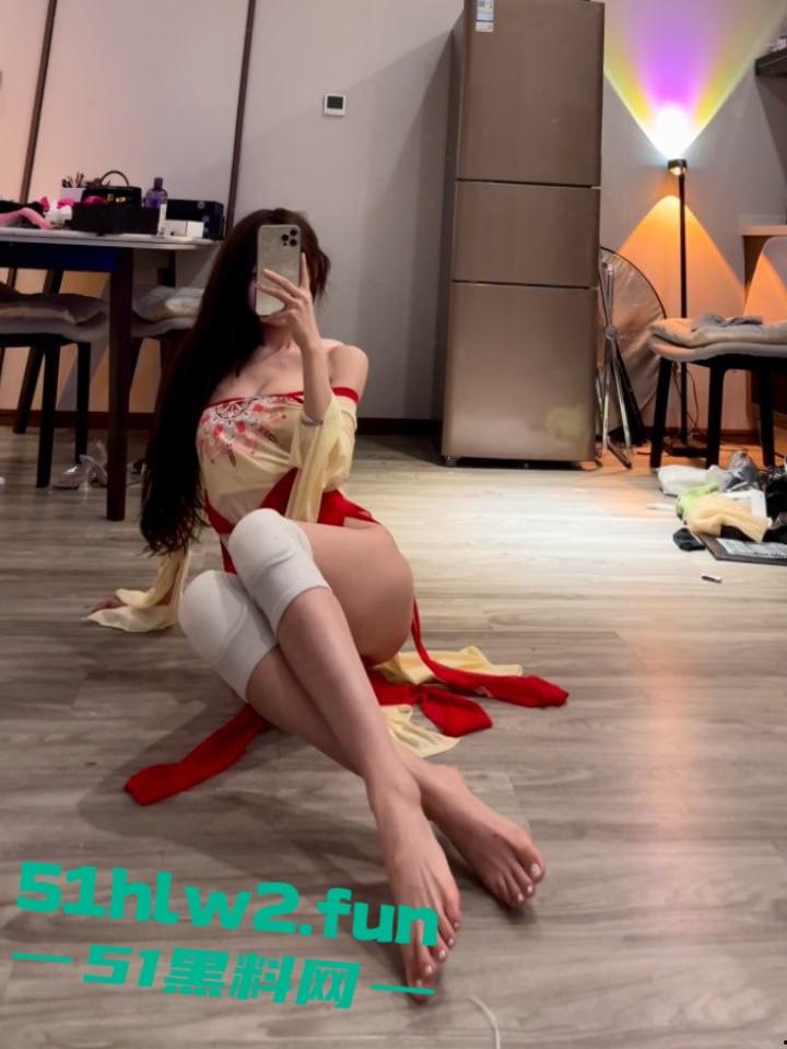 抖音百万粉尤物女神【黎允熙baby】颜值高身材诱人，细腰长腿翘臀性感微密圈付费福利免费看。-3