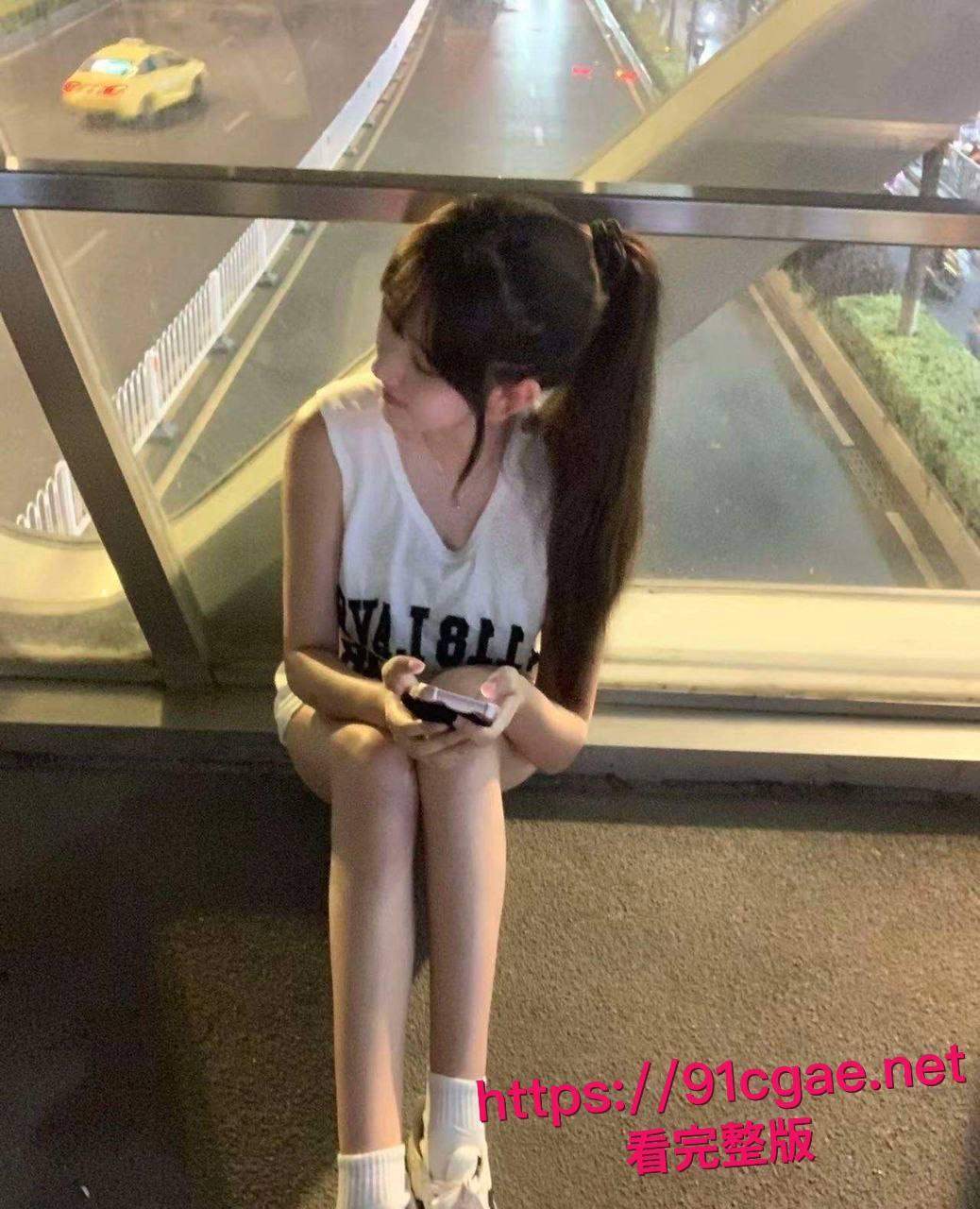 狠心男友实锤曝光!小嫩妹女友卧室大床边看电视边含屌,后入翘臀操到腿软,画面骚得犯规!-4