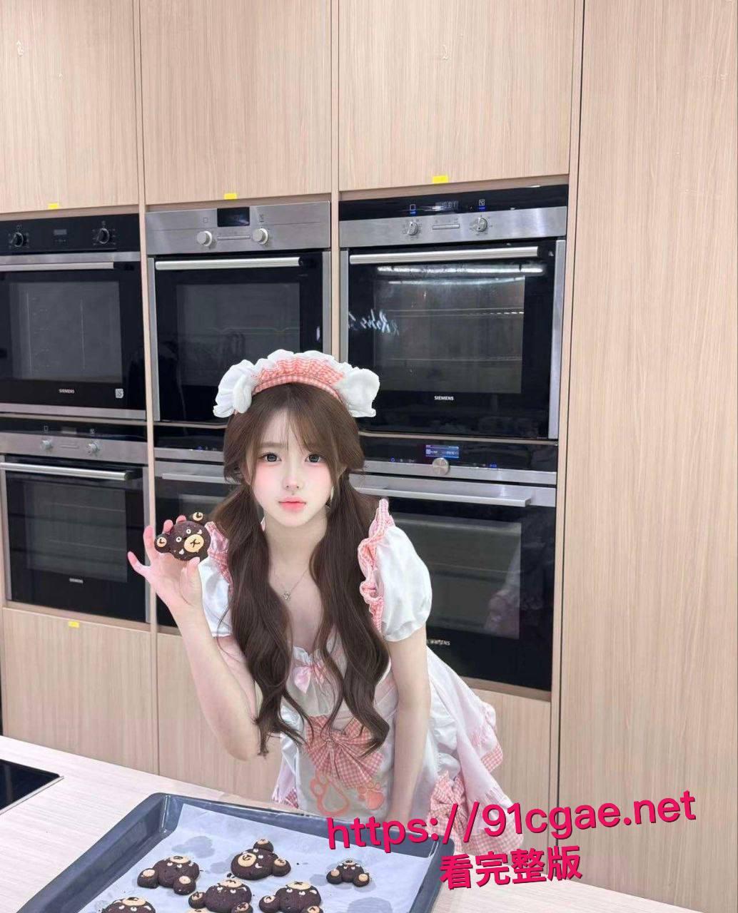 狠心男友实锤曝光!小嫩妹女友卧室大床边看电视边含屌,后入翘臀操到腿软,画面骚得犯规!-6