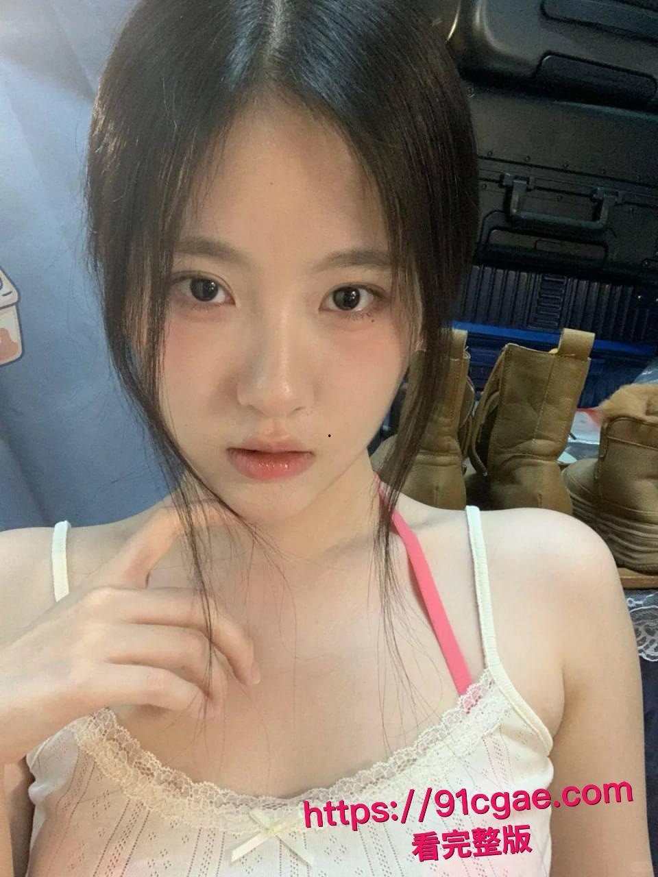 约了个颜值超高的学生妹,身材也是顶级,穿上黑丝主动坐在我鸡巴上!-6