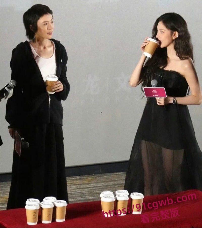 王菲女儿窦靖童被曝同性恋 与宋妍霏牵手遛狗行为亲密-10