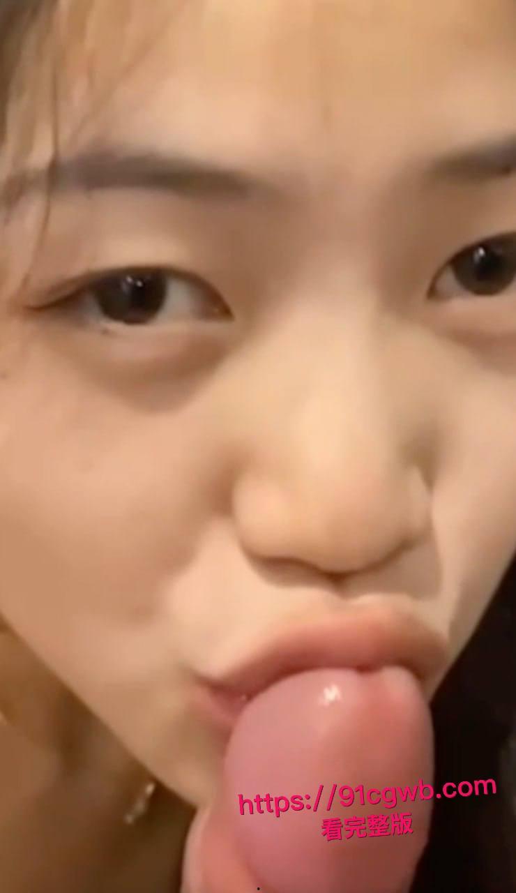 昆明理工大学系花李梦静家中最新私密视频泄密:跪地深喉吸吮肉棒口爆吞精,床上无套爆操骚穴激情颜射!-5