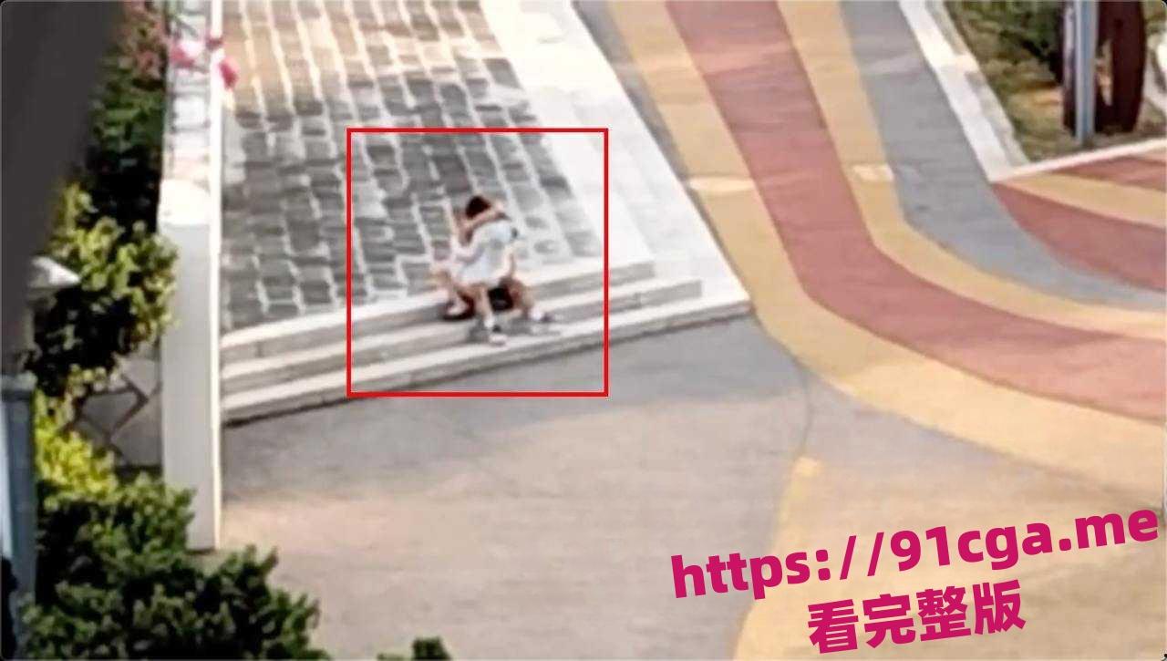 云南红河学院火爆全网 一情侣大白天在校内操场玩上位操逼被拍！-4