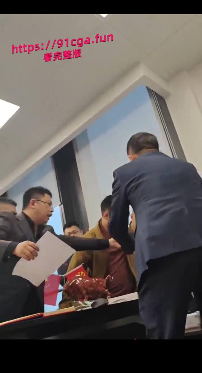 大成佛山律所黄晓蕾“陪睡”视频曝光：美女秘书靠逼上位当高管，引发公司内斗-2