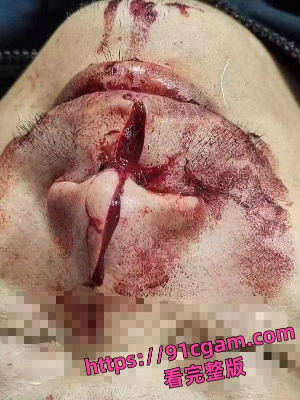 广西容县一男子在路上持刀行凶 还砍伤一名辅警-2