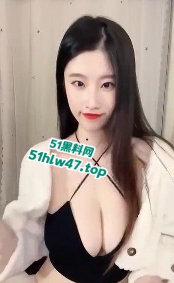 抖音130万粉丝网红【芋泥肉肉包】激情露出，奶子虽然下垂但搞黄色的捞钱的心态永垂不朽。-5