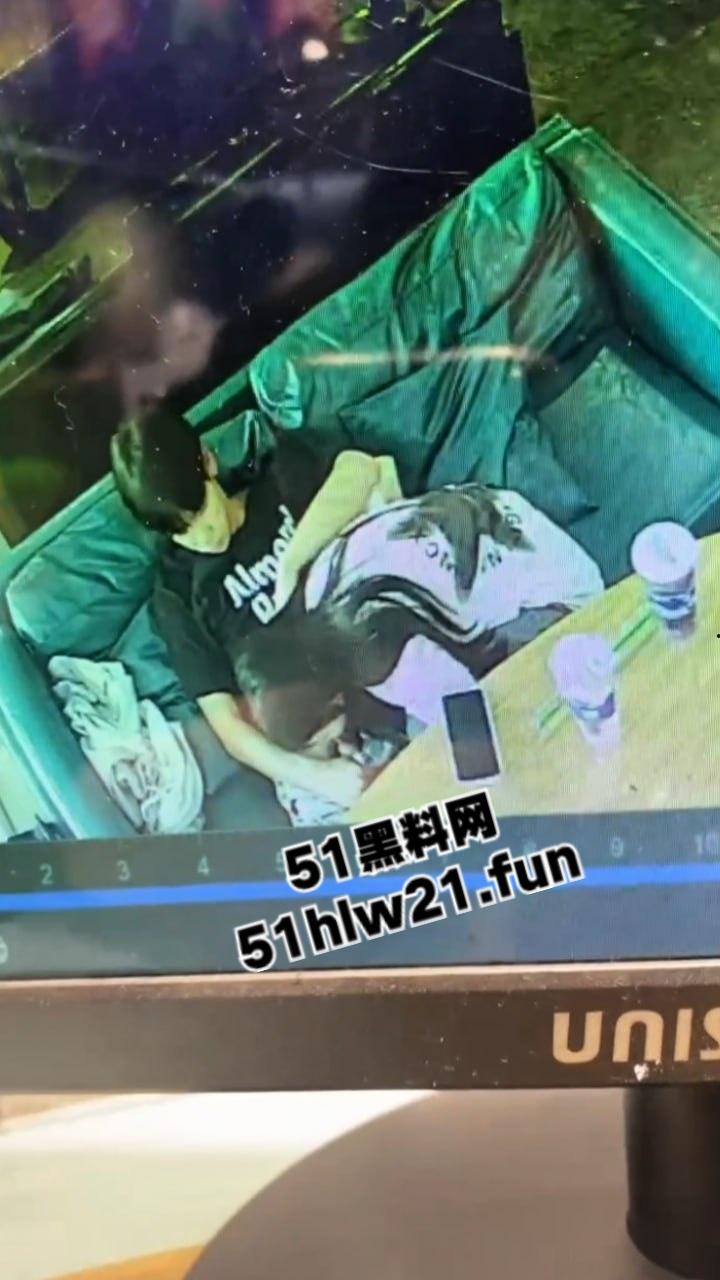广西玉林仙尼奶茶店，偷拍同校高冷女神【孙晓慧】给校外给一男子口交，同学调出监控将其曝光。-7