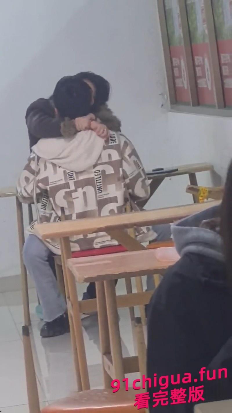 齐鲁大学餐馆大事件！情侣当众干活 妹子主动上位蹭-3