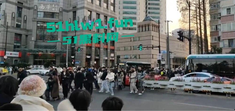 上海富二代武康路撒币现场！跑车当提款机，游客为了抢红包差点把车门拆了！-2