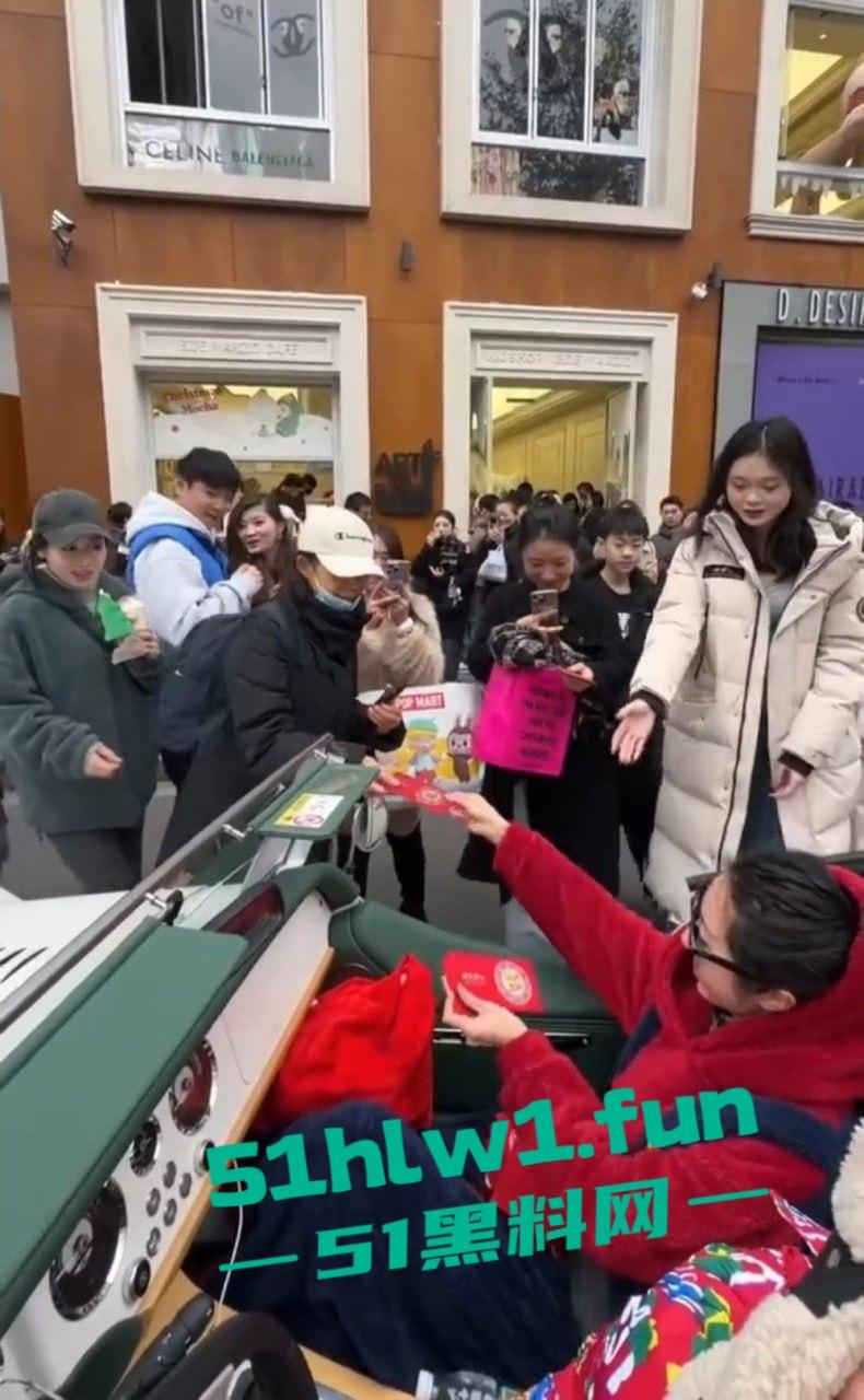 上海富二代武康路撒币现场！跑车当提款机，游客为了抢红包差点把车门拆了！-3