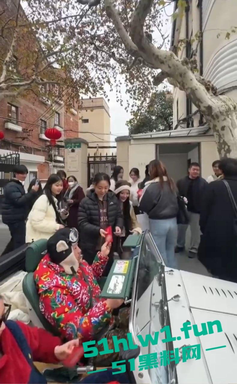 上海富二代武康路撒币现场！跑车当提款机，游客为了抢红包差点把车门拆了！-9