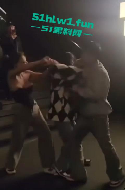 全网疯传兰桂坊MMA斗战现场画面，惊现一招制敌【龙抓手】好男不和女斗但渣男专挑女斗。-5