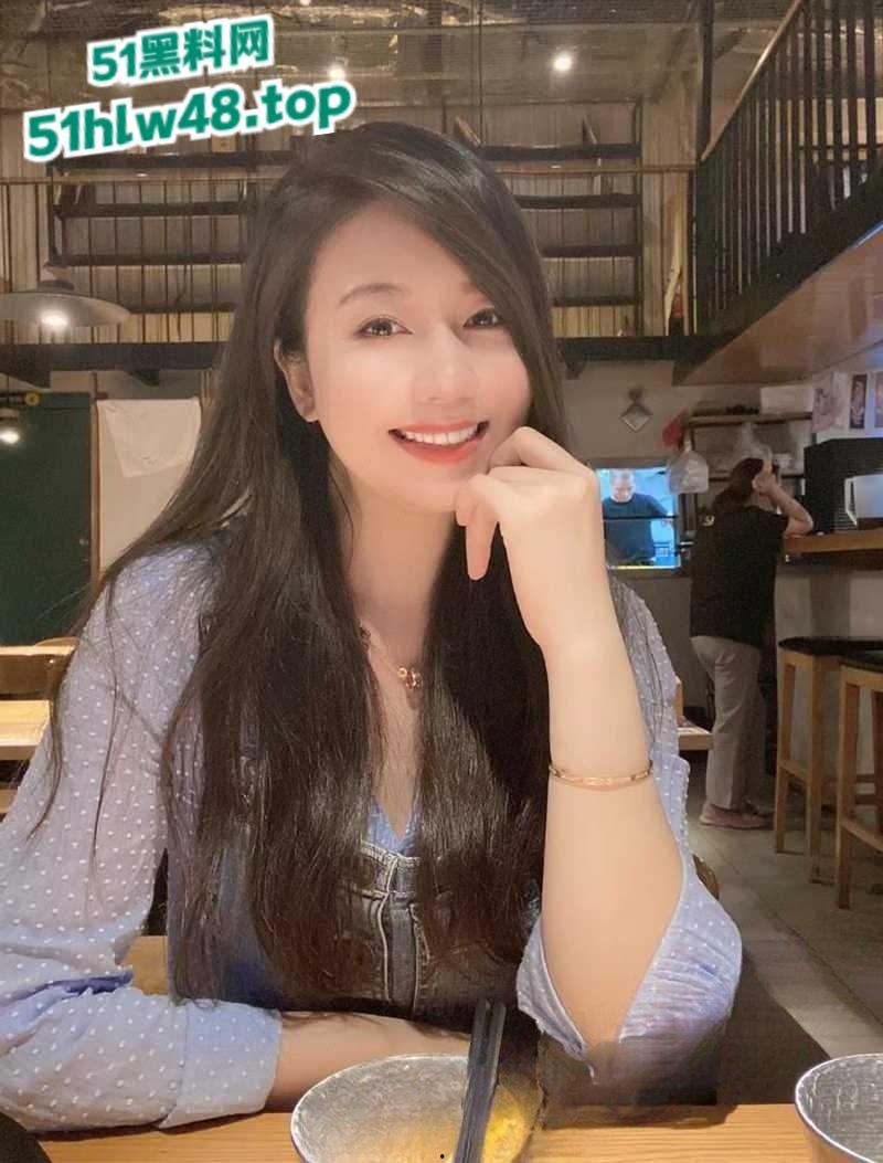 上海极品少妇【陈雪】40岁的骚货单身不婚，玩得比谁都浪很会保养经常3P约炮骚的没边。-3