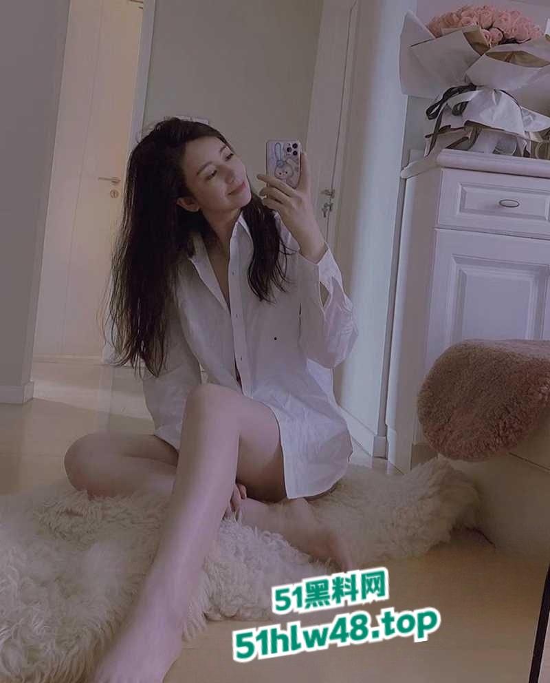 上海极品少妇【陈雪】40岁的骚货单身不婚，玩得比谁都浪很会保养经常3P约炮骚的没边。-8