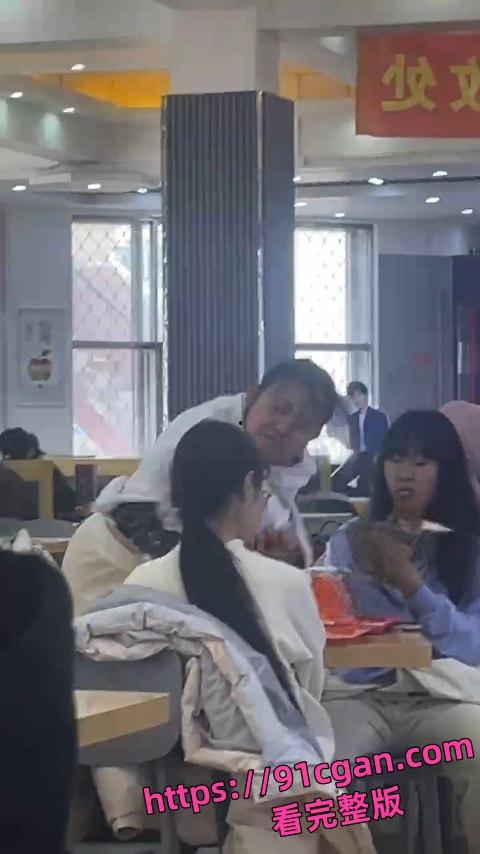 哈尔滨师范大学食堂二楼 原配撕小三？三巴掌定乾坤！-2