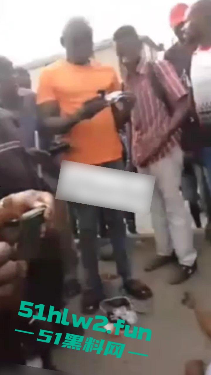 【血腥恐怖】尼日利亚重大车祸一妇女坐在货车前休息，由于视线盲区司机并未发现 将其碾压成两截。-3