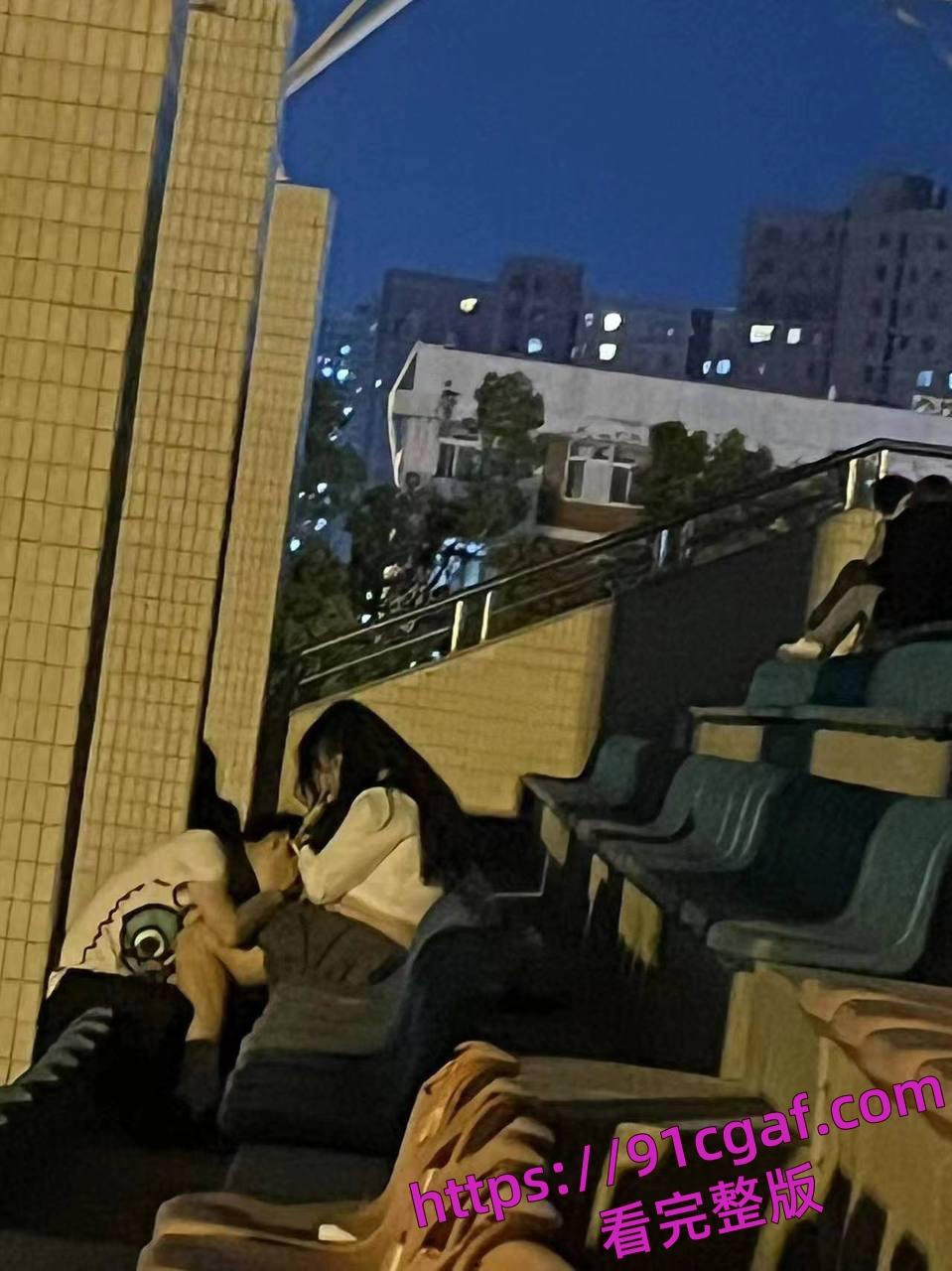 某学校小情侣在操场观众席上实在是憋不住直接搞上了，主打一个刺激！-8