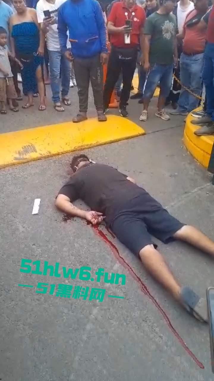 厄瓜多尔突发杀人事件，男子在街边接打电话被枪手近距离开枪射杀，疑似打击报复身中数枪当场死亡 。-2