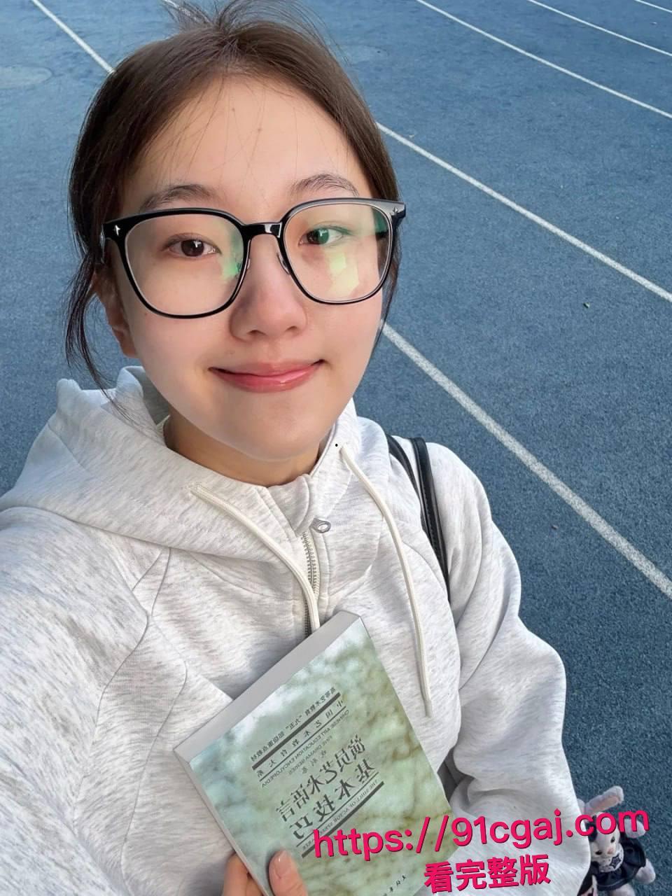 单纯漂亮的极品学妹被我花言巧语约到出租房,给她药翻抱着狠狠一顿操,拍下视频留着要挟她-7