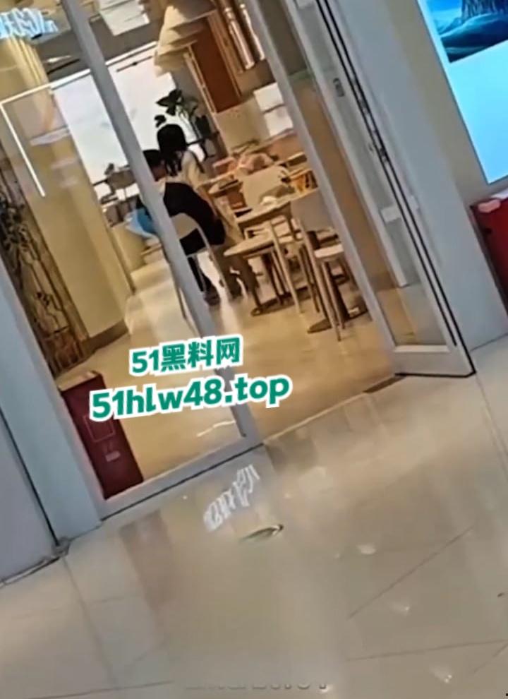 瓜友偷拍情侣做爱，宁乡步行街【罗曼蛋糕店】老板趁着没客人，大白天公开操服务员玩的就是刺激吗？-2