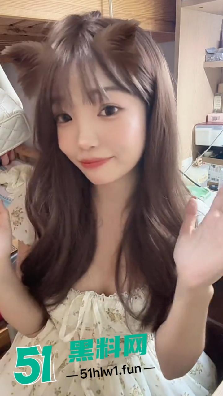 露出网黄【艺芋圆】高颜值大眼清纯母狗，主人调教成肉便器各种公共场合露出被扒出曝光后销声匿迹了。-1