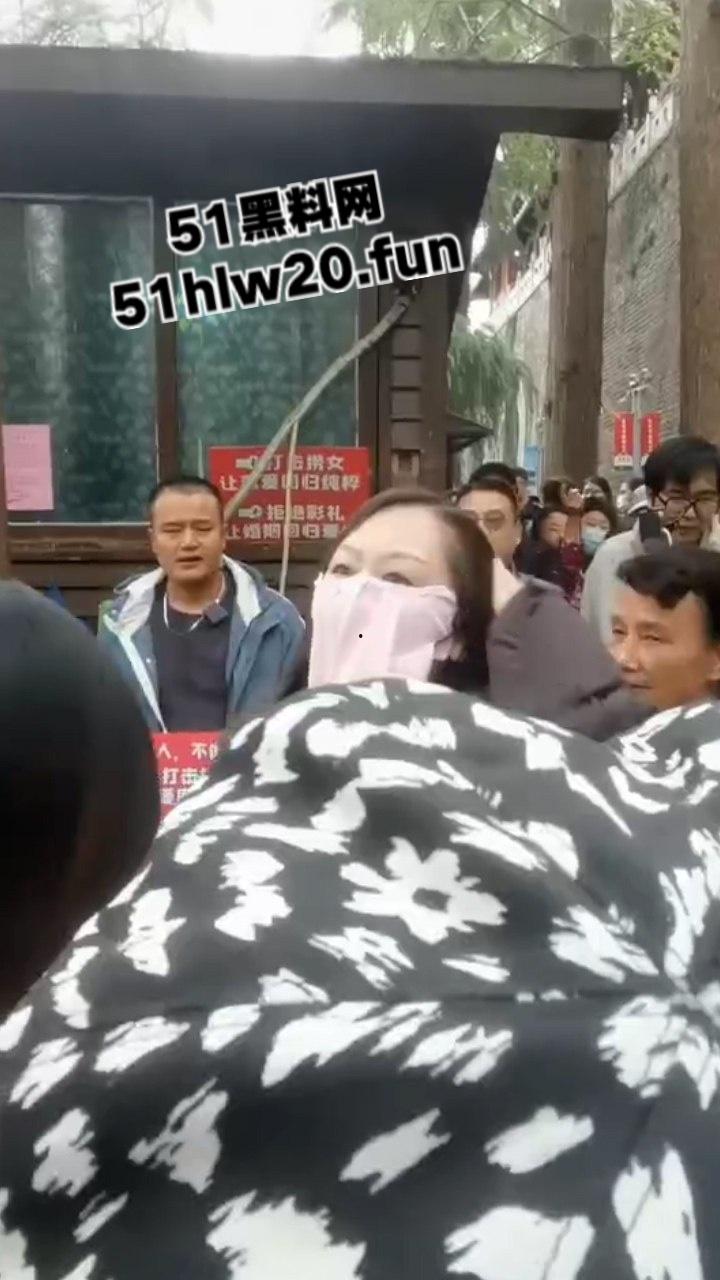 江苏南京相亲角嘴强男女对彩礼问题激烈嘴炮，堪比说唱battle现场！不给彩礼等于白嫖。-5