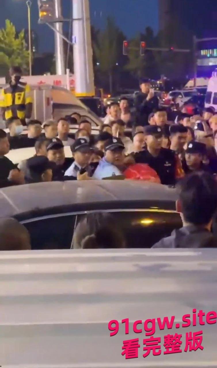 唐山迁安领导与小三南市场车震被原配抓包，警力保护小三撤离！#抓小三#出轨#车震-3