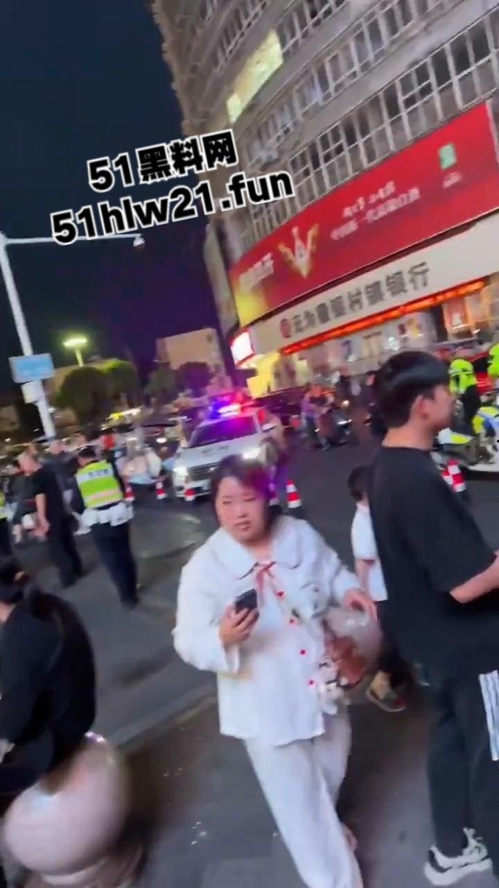 无码血腥慎入！安徽无为久久鸭鸭脖老板与人发生口角，被砍下脑袋当球踢，脑浆流泄一地。-6