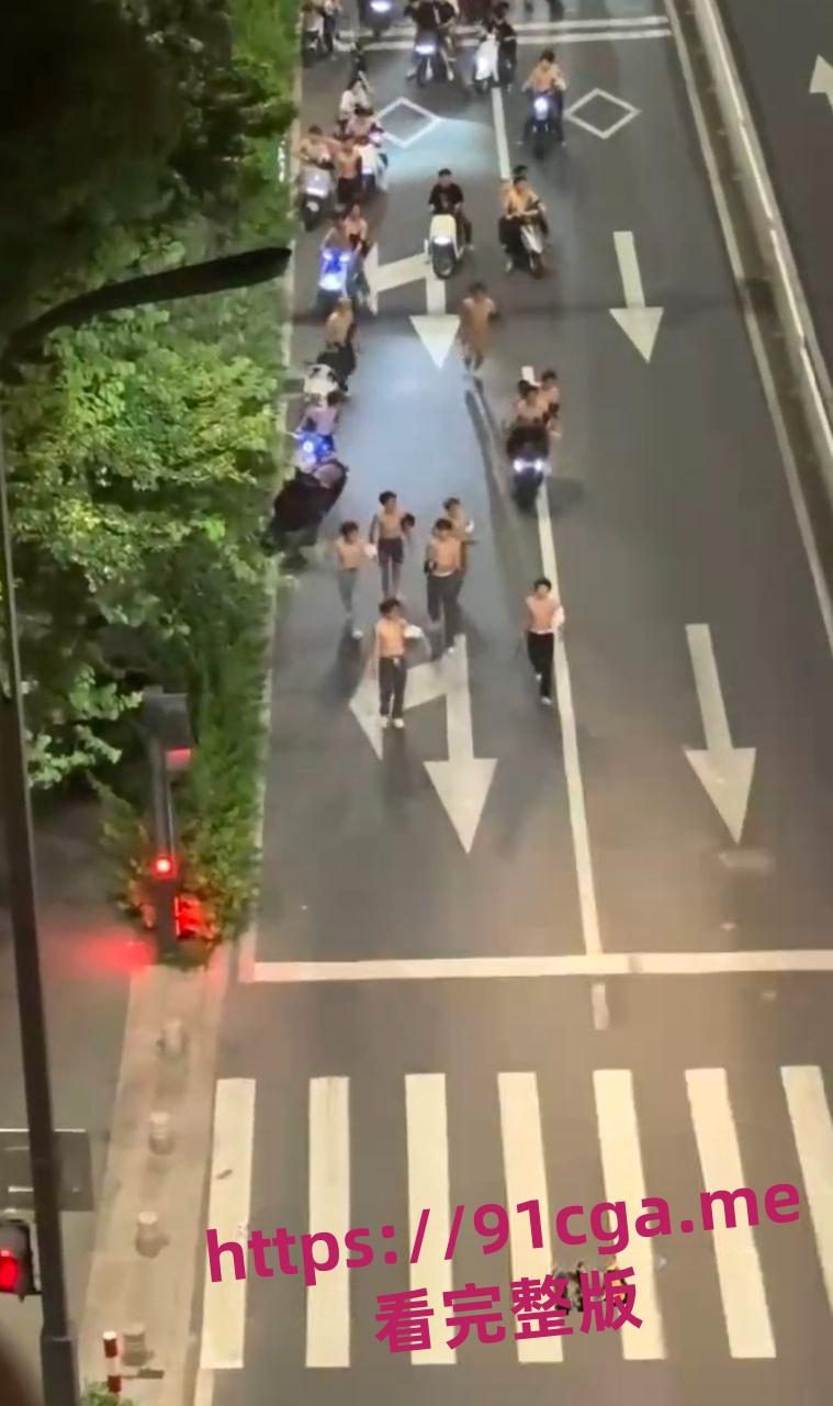 深夜街头惊现古惑仔集体群殴事件 超数十人提刀互砍-4