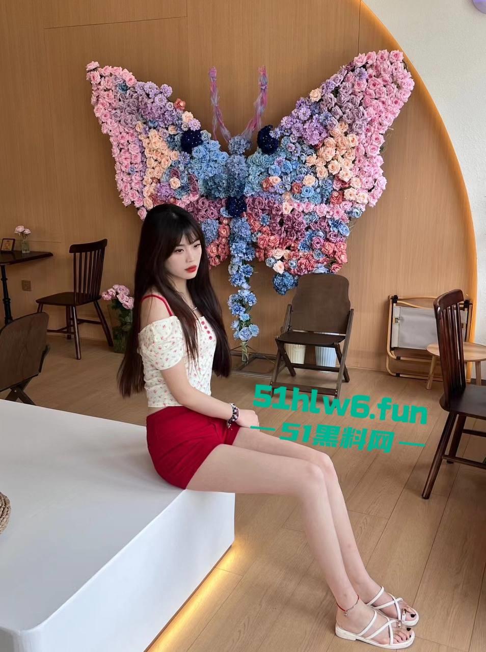 青岛反差母狗【刘子萱】175cm的极品炮架子，逆天大长腿极致性感小骚逼被男友操黑后还被曝光。-1