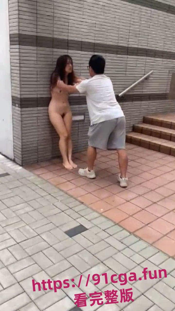 热门疯传！香港街头惊现一女子裸奔 男子赶忙上前按住-5