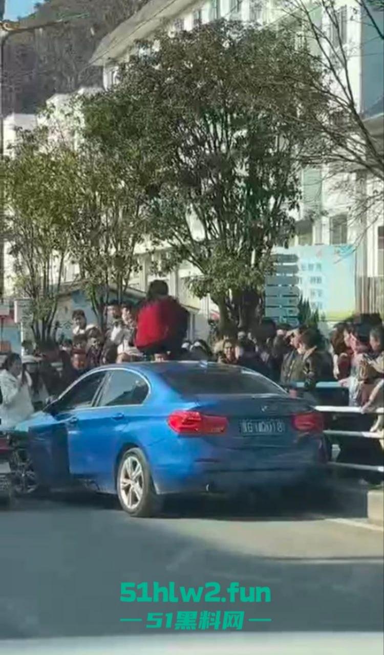 贵州紫云硬核原配当街抓小三，骑车顶猛砸车吓得狗男女龟缩车内不敢出，当街大闹惹人围观。-5