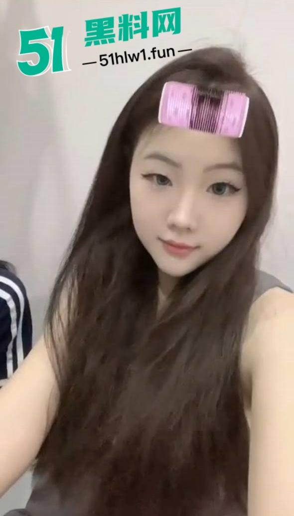 高颜值长腿学妹【纪苏韵】22岁极品身材反差少女大奶翘臀美腿修长，主动掰开嫩鲍勾引被金主大叔后入爆操。-1