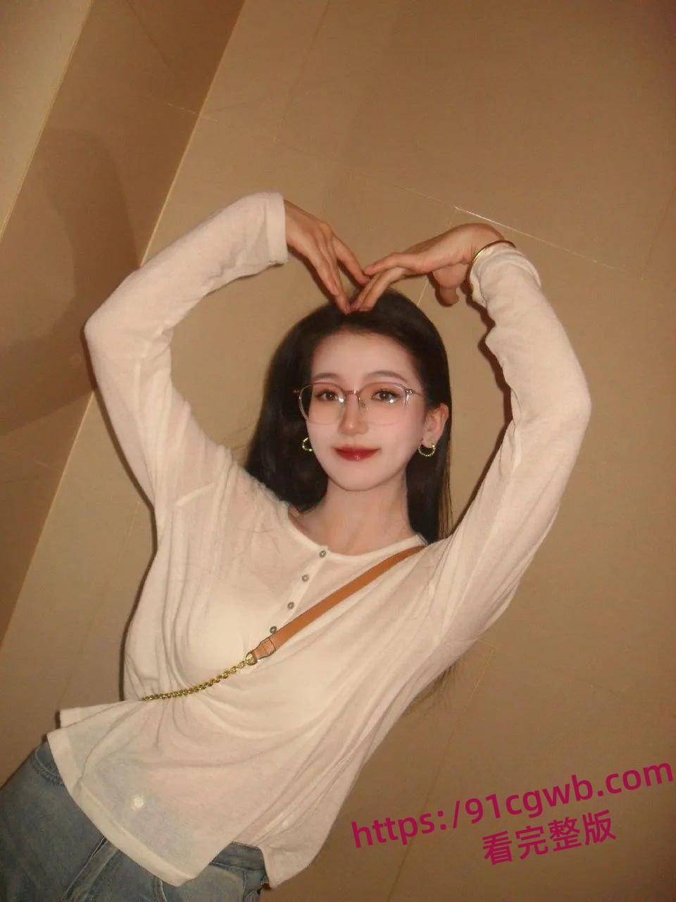 辽宁大学旗袍小母狗徐雪晗给男友足交 肥臀上位疯狂摇摆视频曝光-7