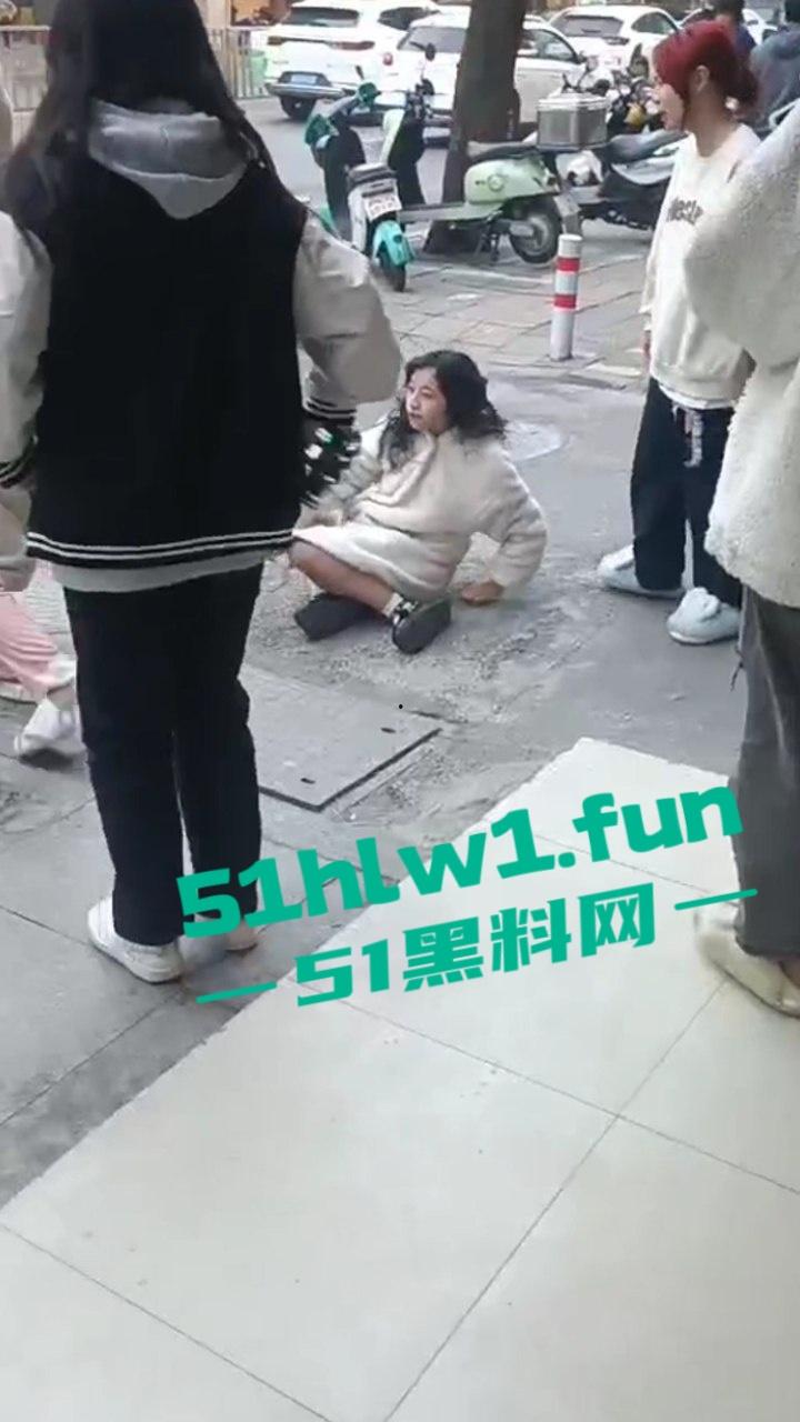 山东枣庄精神小妹霸凌，两帮小美女激情对战，旁边的男学生都看笑了，果然女人打架是男人最爱看的！-1