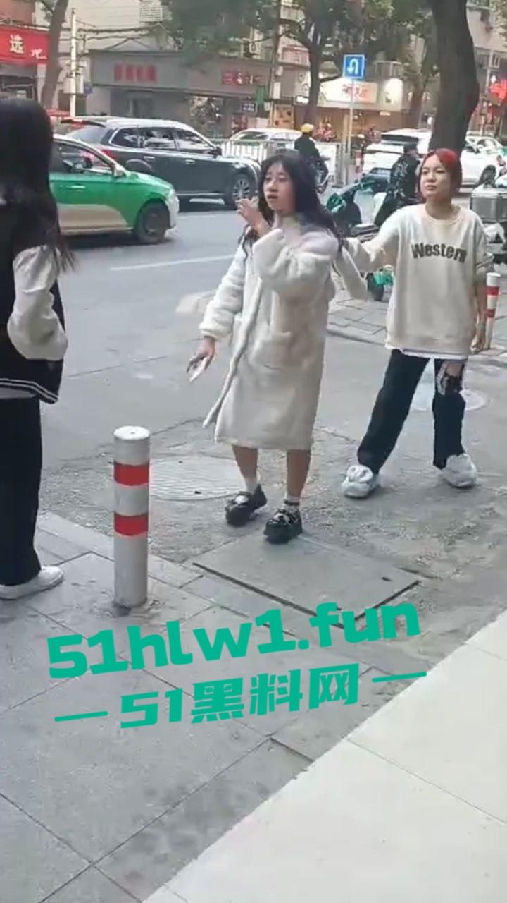 山东枣庄精神小妹霸凌，两帮小美女激情对战，旁边的男学生都看笑了，果然女人打架是男人最爱看的！-4